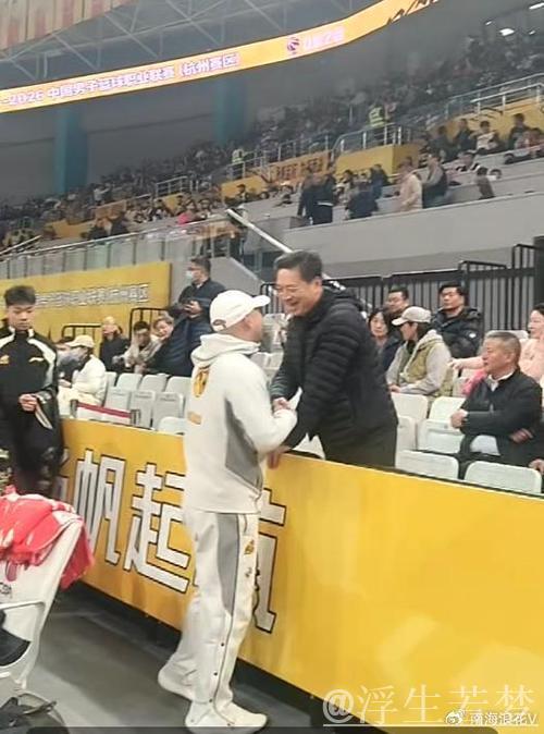 揭幕战温馨一幕!李春江受邀观看广厦总冠军颁奖仪式,受到热烈欢迎 揭幕战温馨一幕!李春江受邀观看广厦总冠军颁奖仪式,受到热烈欢迎